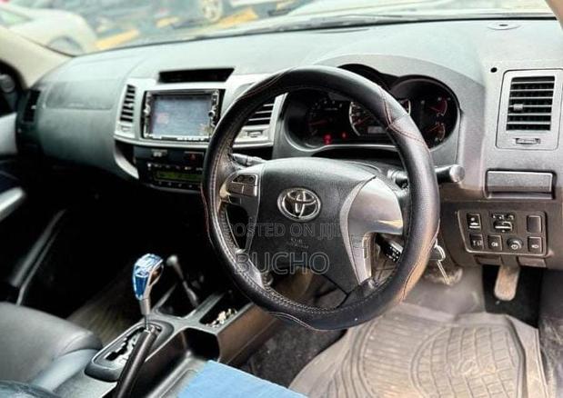 Toyota Hilux 2014 Gray