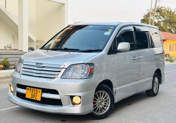 Toyota Noah 2004 Silver