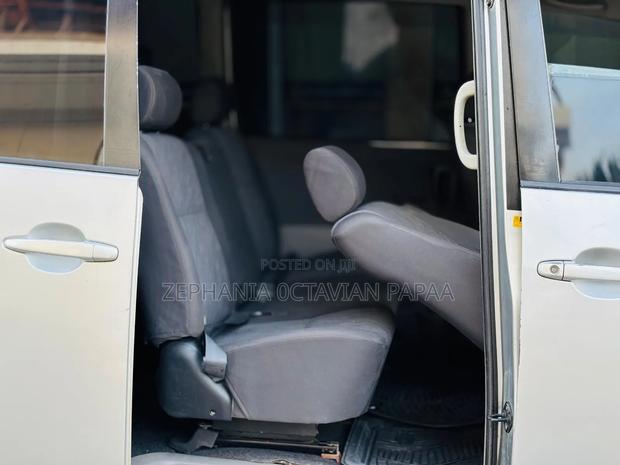 Toyota Noah 2004 Silver