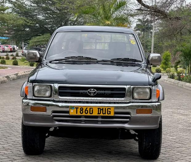 Toyota Hilux 1990 Black