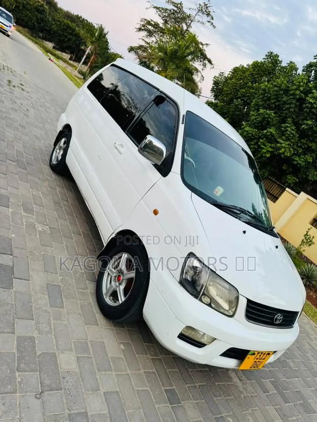 Toyota Noah 2001 White