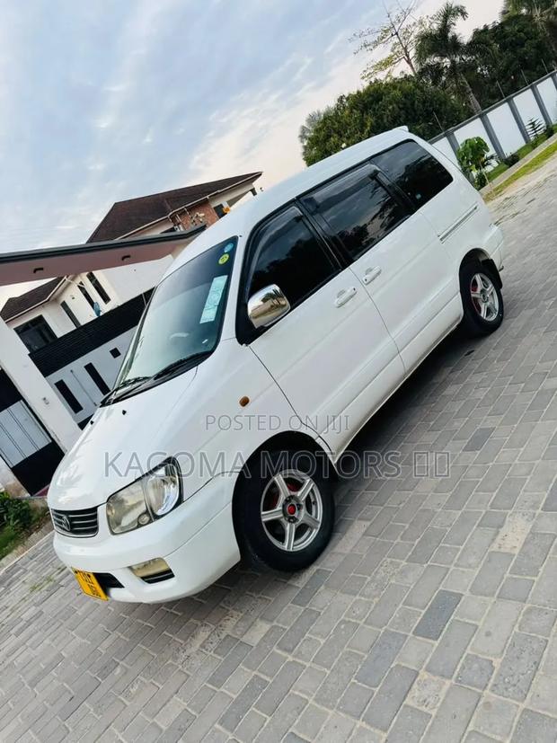 Toyota Noah 2001 White