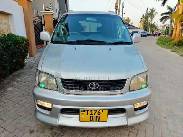 Toyota Noah 2001 Silver
