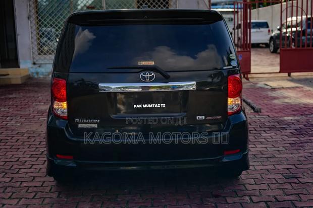 Toyota Corolla Rumion 2010 Black