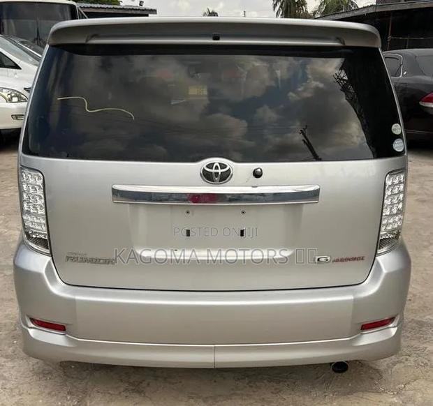 Toyota Corolla Rumion 2009 Silver
