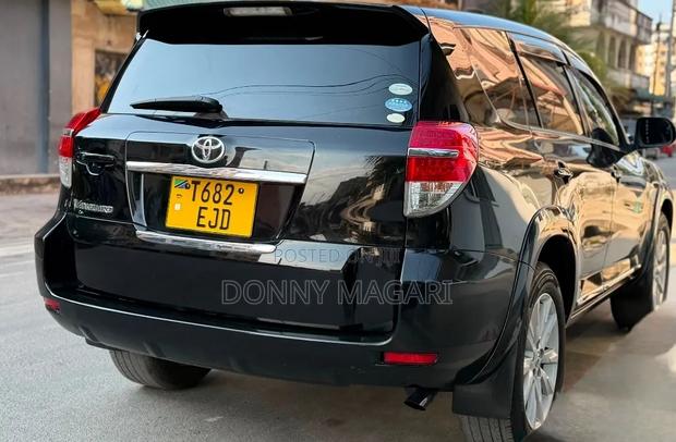 Toyota Vanguard 2010 Black