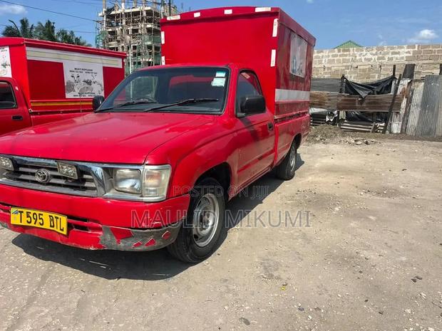 Toyota Hilux 2002 Red