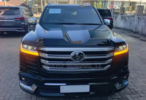 Toyota Land Cruiser LC300 2023 Black