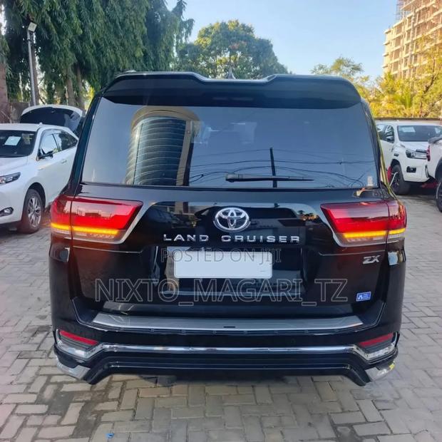 Toyota Land Cruiser LC300 2023 Black