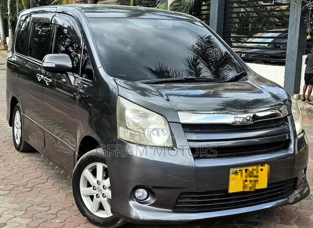 Toyota Noah 2008 Gray