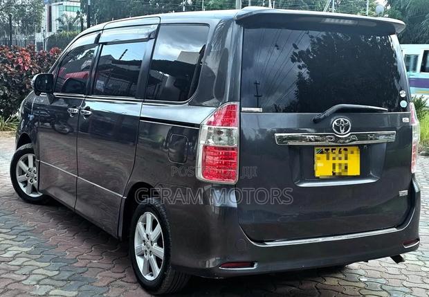 Toyota Noah 2008 Gray