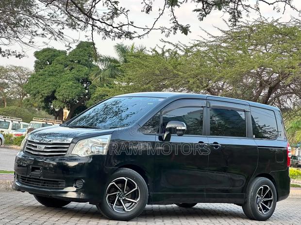 Toyota Noah 2011 Black