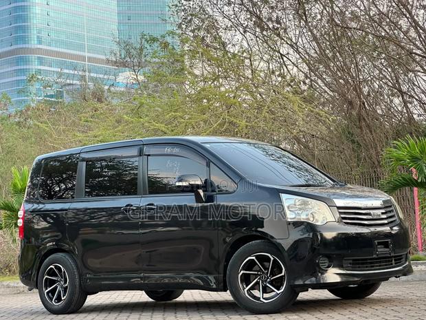 Toyota Noah 2011 Black