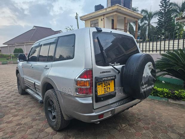 Mitsubishi Pajero 2004 Silver