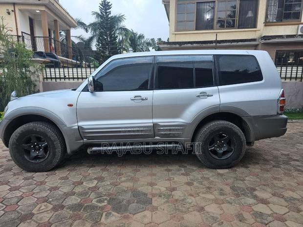 Mitsubishi Pajero 2004 Silver