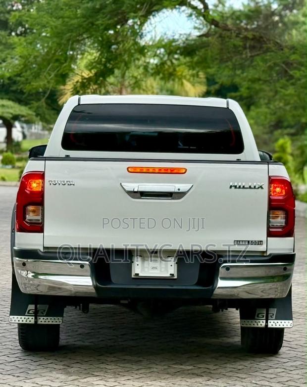 Toyota Hilux 2022 White