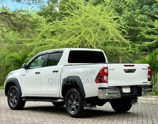 Toyota Hilux 2022 White