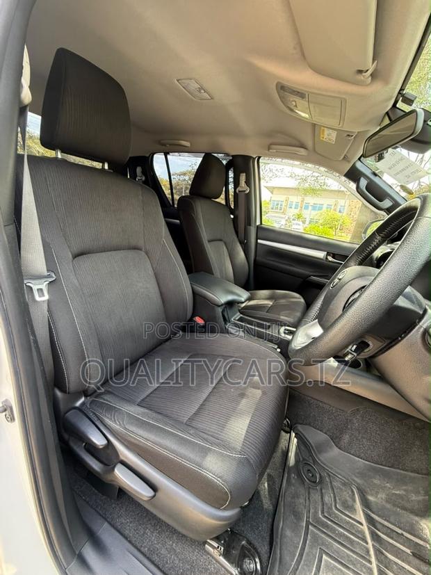 Toyota Hilux 2022 White