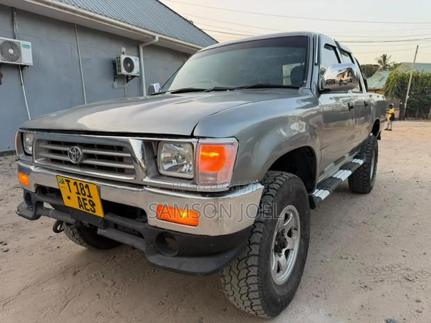 Toyota Hilux 2003 Blue