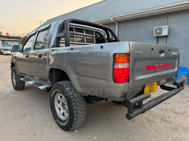 Toyota Hilux 2003 Blue