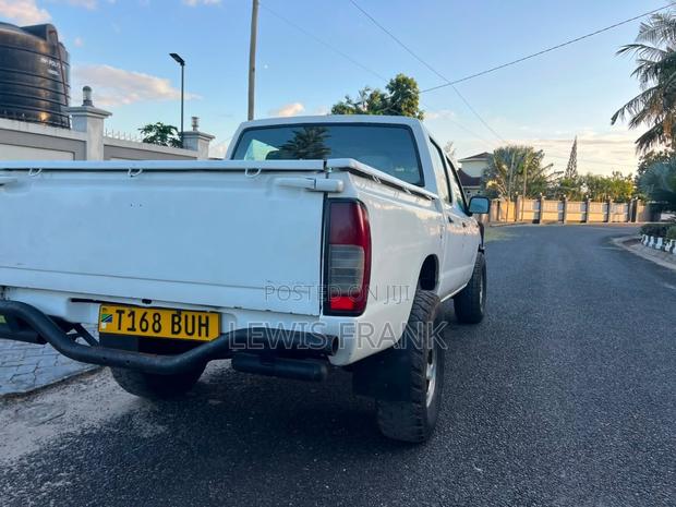 Nissan Hardbody 2012 White