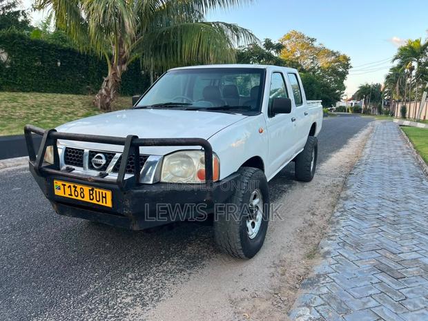 Nissan Hardbody 2012 White