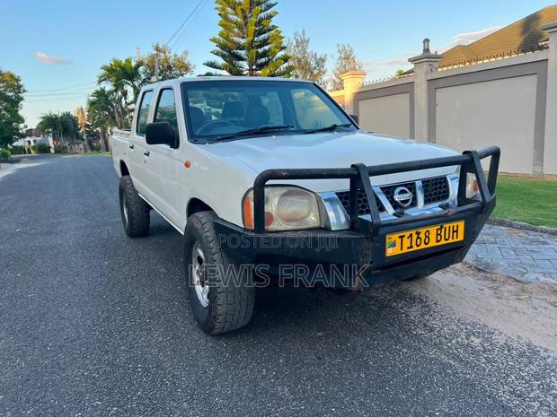 Nissan Hardbody 2012 White