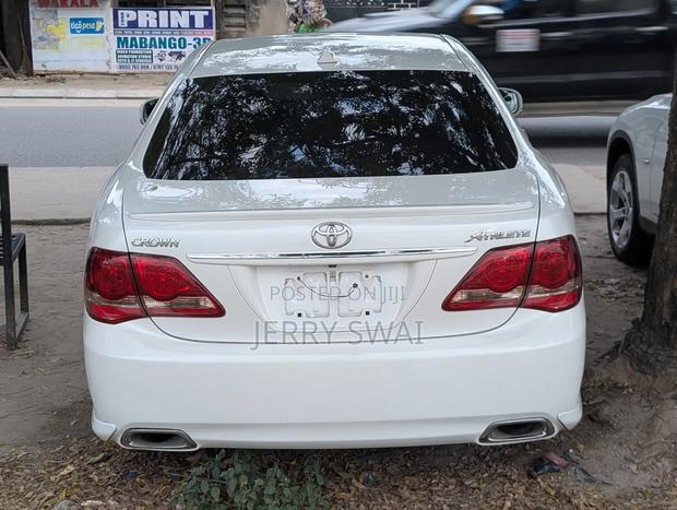 Toyota Crown 2009 White
