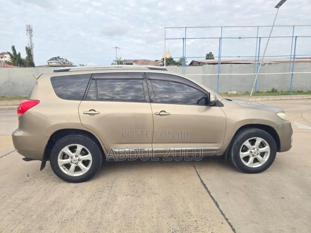Toyota Vanguard 2010 Gold