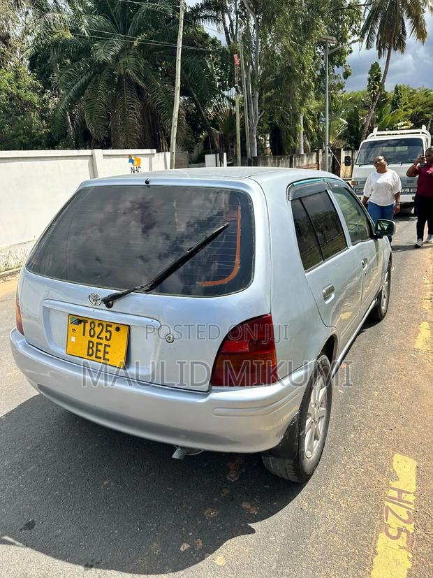 Toyota Starlet 2002 Silver