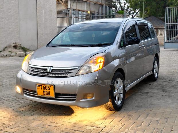 Toyota ISIS 2009 Silver