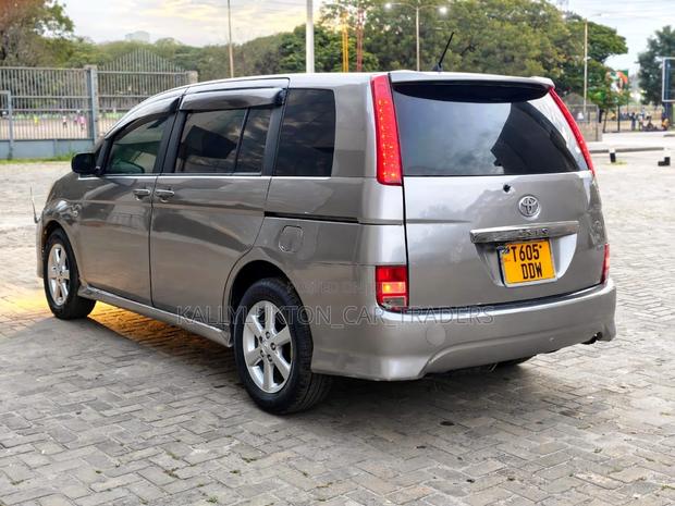 Toyota ISIS 2009 Silver