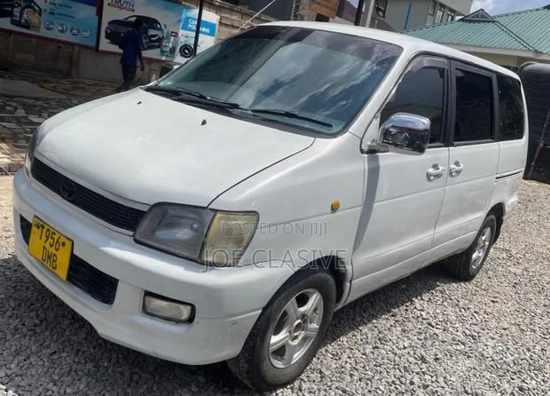 Toyota Noah 2001 Silver