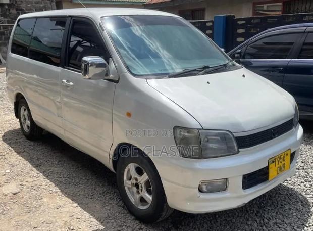 Toyota Noah 2001 Silver