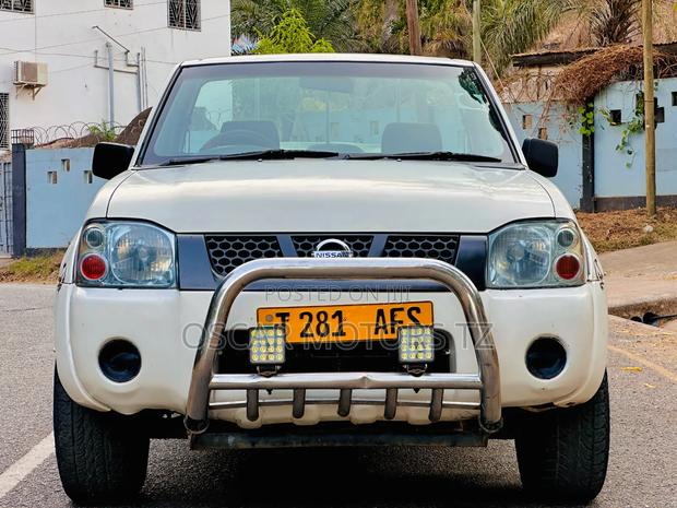 Nissan Hardbody 1997 White