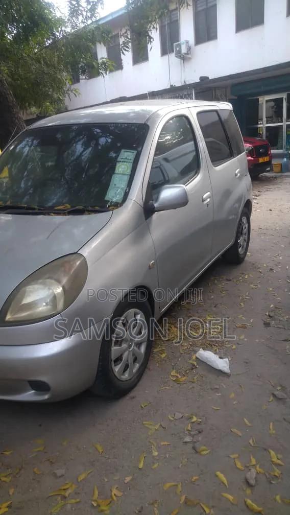 Toyota Fun Cargo 2006 Silver