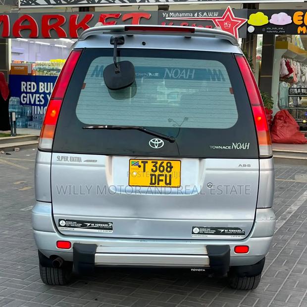 Toyota Noah 2001 Gray