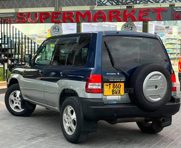 Mitsubishi Pajero 2000 Blue