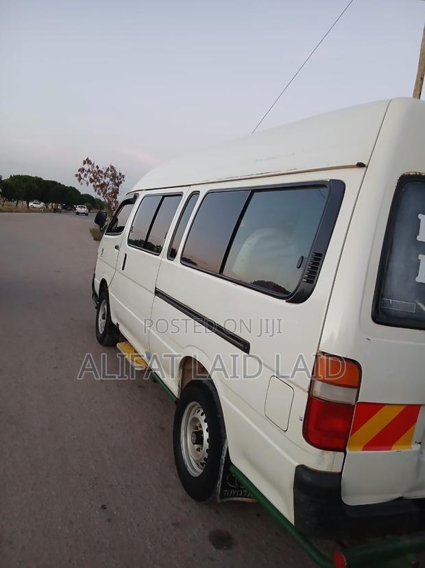 Toyota Grand HiAce 2002 White