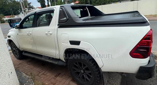 Toyota Hilux 2023 White