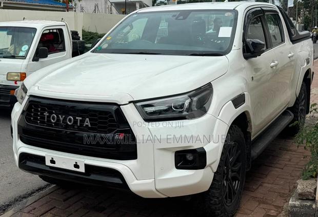 Toyota Hilux 2023 White