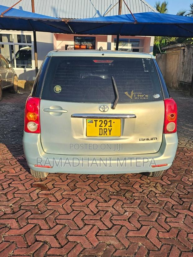 Toyota Raum 2008 Gold