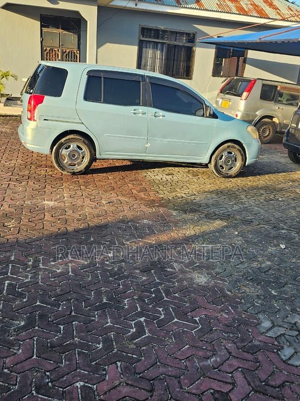 Toyota Raum 2008 Gold