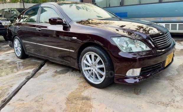 Toyota Crown Royale 2005 Maroon