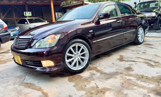 Toyota Crown Royale 2005 Maroon