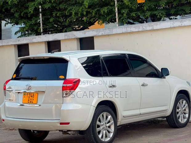 Toyota Vanguard 2011 White