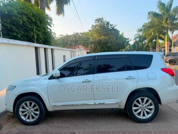 Toyota Vanguard 2011 White