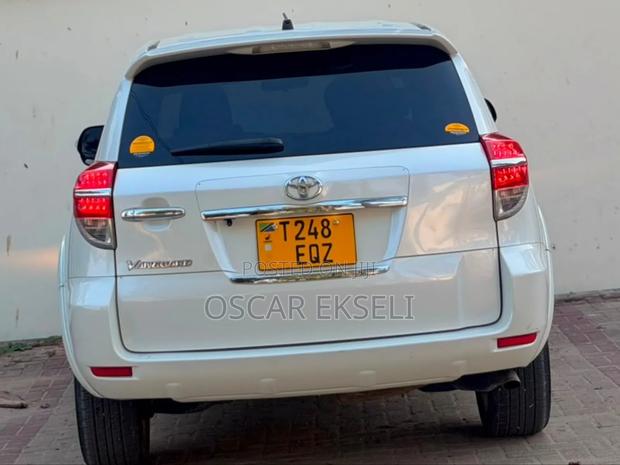 Toyota Vanguard 2011 White