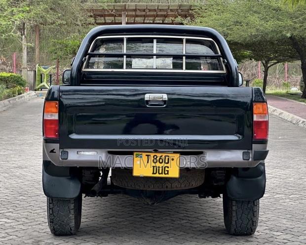 Toyota Hilux 1990 Black