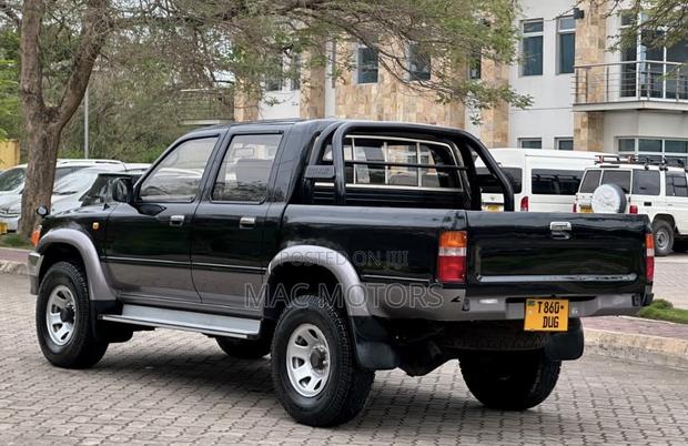 Toyota Hilux 1990 Black